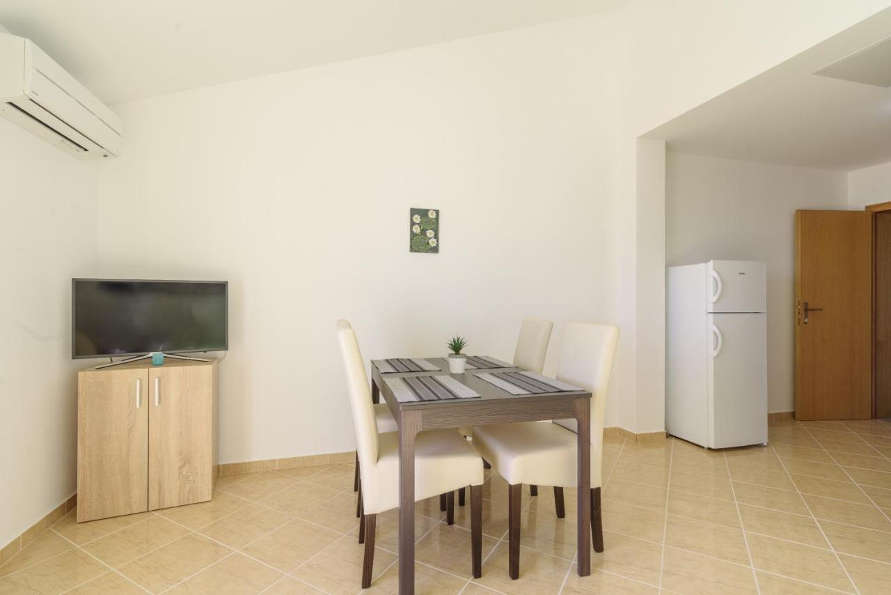 Apartmani Emil Трогир Екстериор снимка