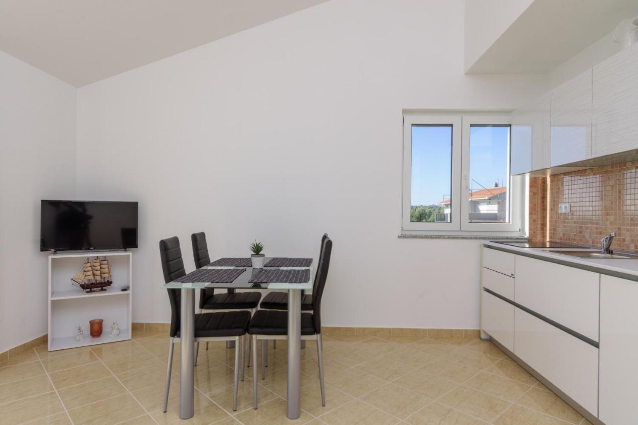 Apartmani Emil Трогир Екстериор снимка