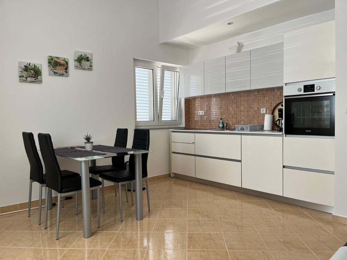 Apartmani Emil Трогир Екстериор снимка