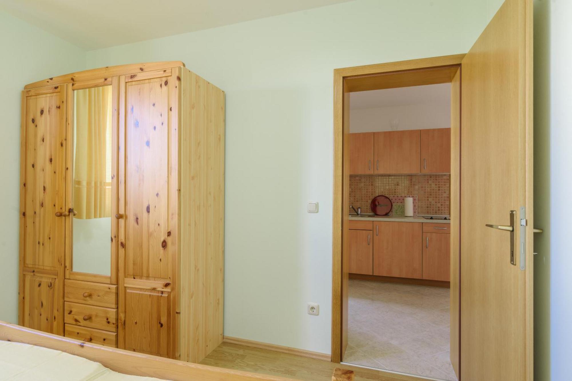 Apartmani Emil Трогир Екстериор снимка